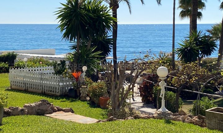 Appartement de 2 chambres en première ligne de plage avec jardin privé sur le Golden Mile de Marbella
