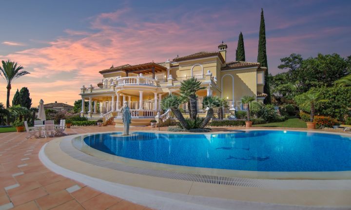 A luxurious 5 bedroom villa in El Paraiso Alto, Estepona