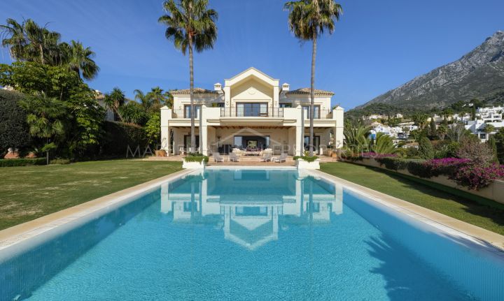 A luxurious 5 bedroom villa in Marbella Hill Club