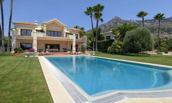 A traditional 5 bedroom luxury villa in Marbella Hill Club