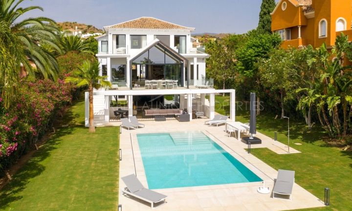 Frontline golf 6 bedroom modern villa in Los Naranjos Golf, Nueva Andalucía