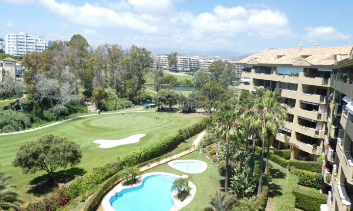 A frontline golf 3 bedroom duplex penthouse in Guadalcantara Golf, Guadalmina Alta