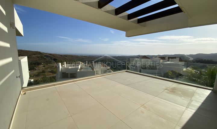 Vistas panorámicas y apartamento de 3 dormitorios a estrenar en Marbella Club Hills, Benahavis