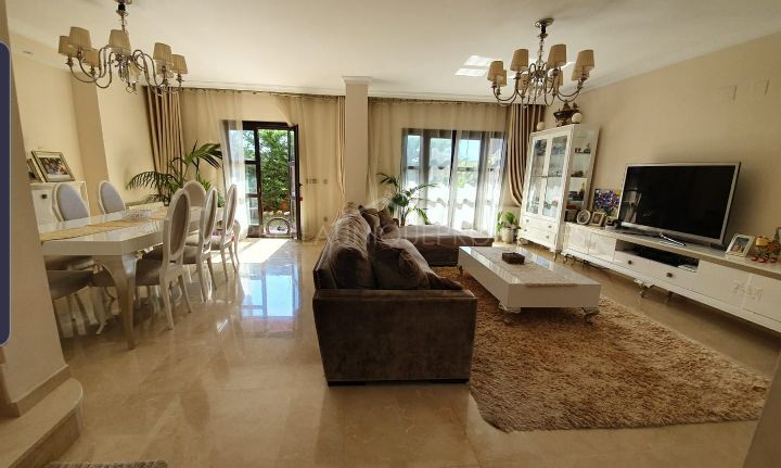 Maison de ville de 4 chambres à coucher à vendre dans l'urbanisation Villas y Golf à Guadalmina Alta, Marbella.
