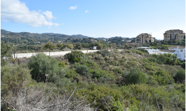 Charming plot of just over 1.100m2 in Elviria for a single villa