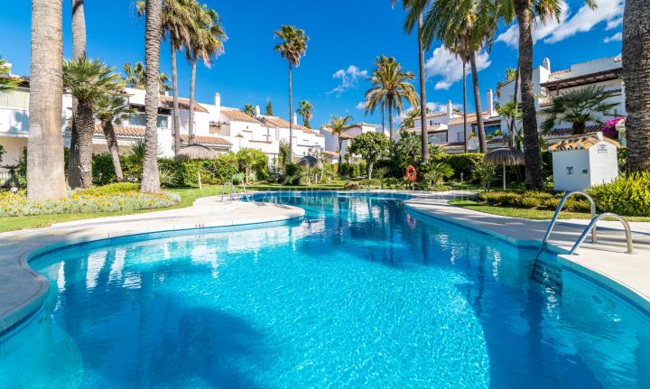 Amplia casa adosada de 4 dormitorios en primera línea de playa en Bahía de Marbella, Marbella Este