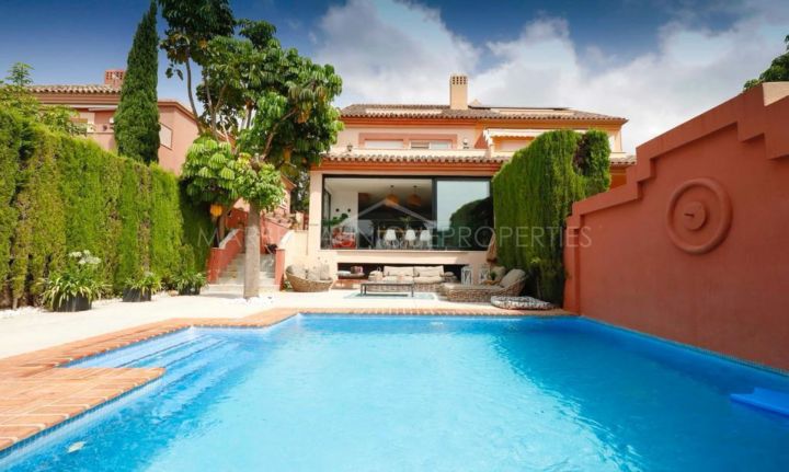 South facing 5 bedroom townhouse in Altos de Puente Romano