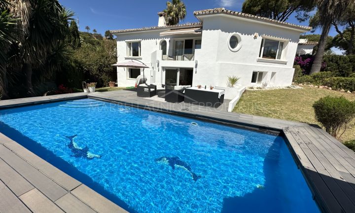 An extremely quiet 4 bedroom contemporary family villa in Las Brisas