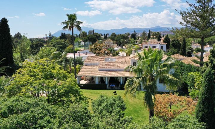 Villa familiar de 4 dormitorios en primera línea de golf en Guadalmina Alta