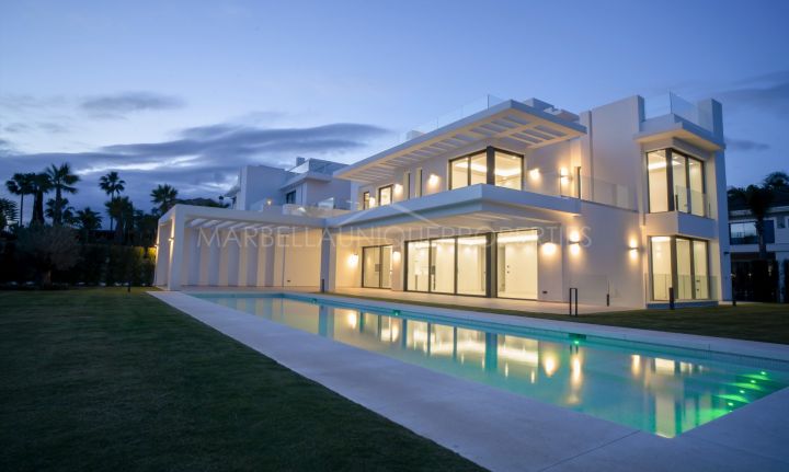 Brand new 5 bedroom family villa in Los Flamingos 