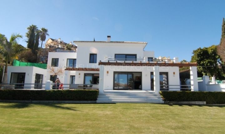 Una moderna villa de 6 dormitorios totalmente reformada en Nueva Andalucía