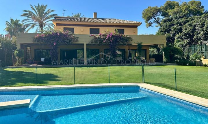 Impresionante villa moderna de 8 dormitorios junto a la playa en Guadalmina Baja