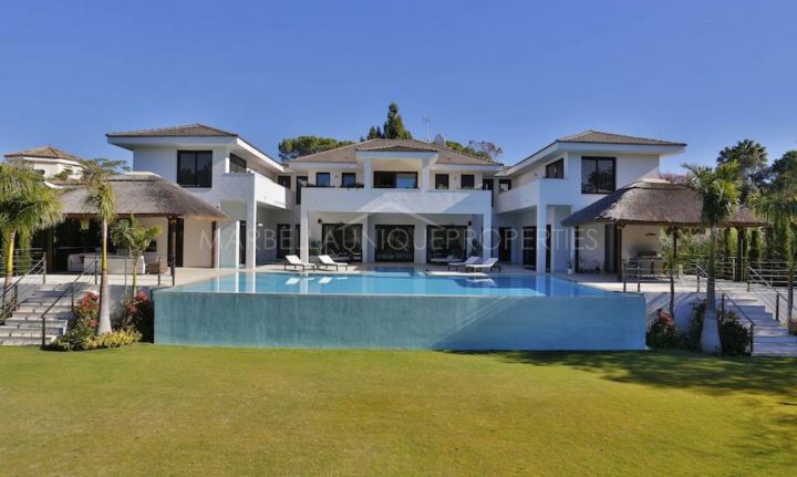 MAGNIFICIENT AND MODERN MANSION CLOSE TO GUADALMINA´S BEACHES