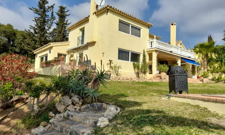 Una villa tradicional de 3 dormitorios con vistas espectaculares en La Montua, Marbella 