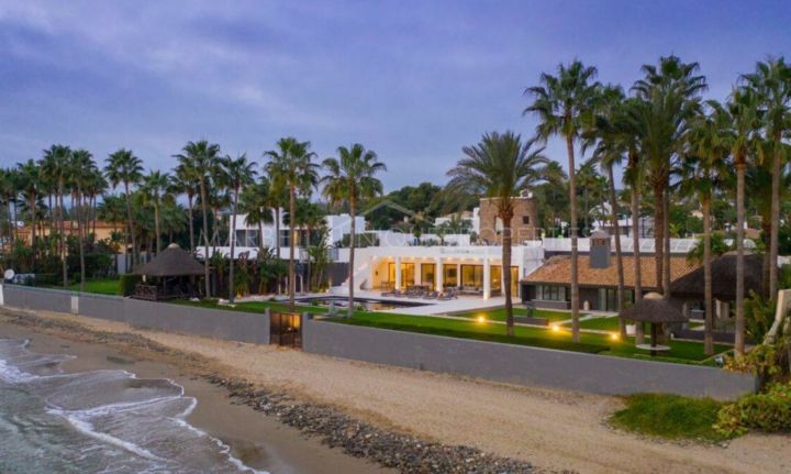 Espectacular villa en primera línea de mar en Los Monteros Playa