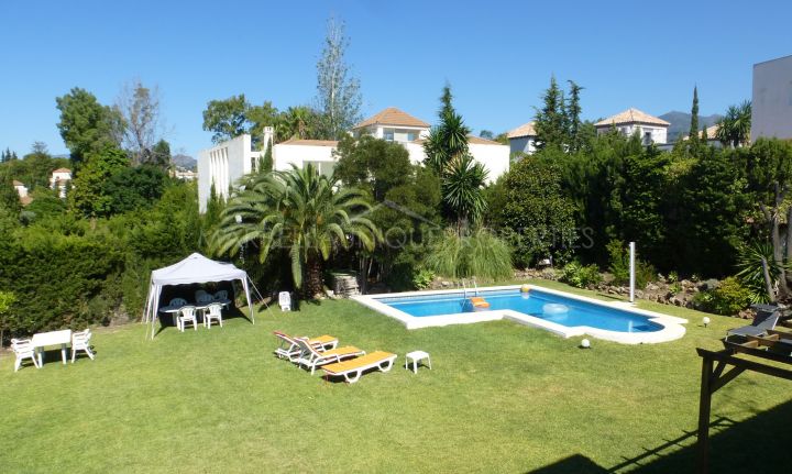 Deleitosa villa en esquina con 4 dormitorios en Lagomar, Nueva Andalucia