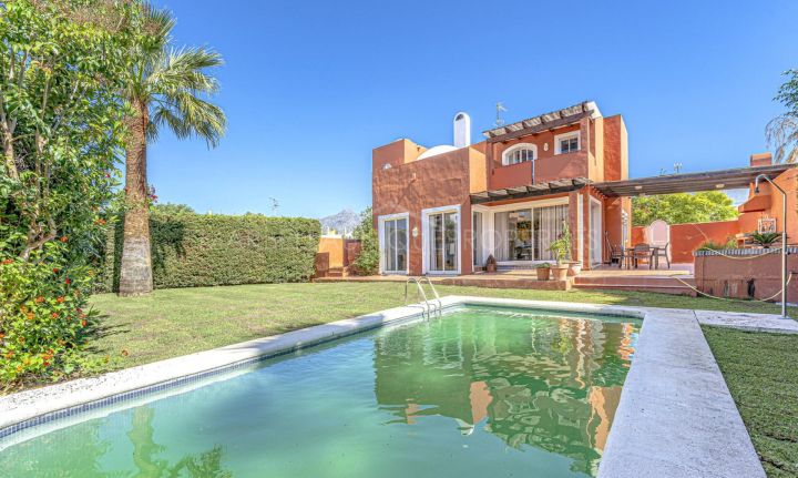 Villa familiar con amplio jardín y piscina en Nueva Andalucía