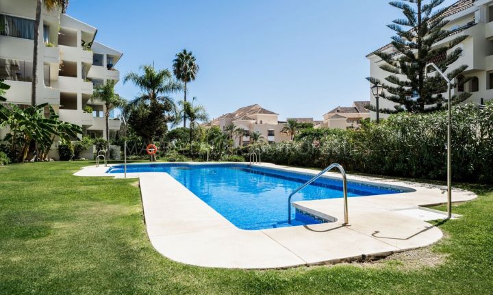 Apartamento de 2 dormitorios junto a la playa en la zona de Don Carlos, Marbella Este