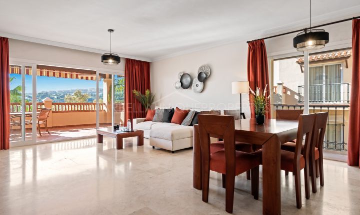 Elegante y luminoso apartamento de 2 dormitorios en Marques de Atalaya, Estepona