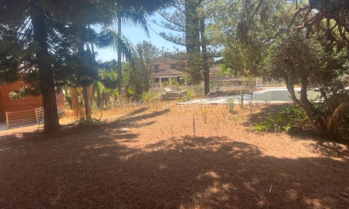 Flat plot with villa project in Parcelas Parcelas del Golf, Nueva Andalucia