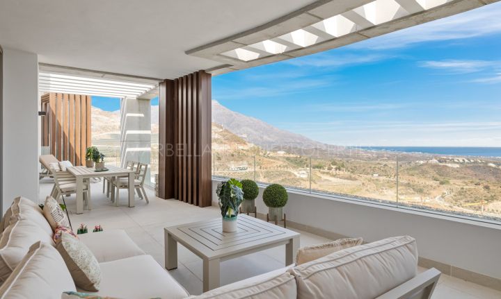 3 bedroom luxury apartment with panoramic views in Real de La Quinta, Benahavis