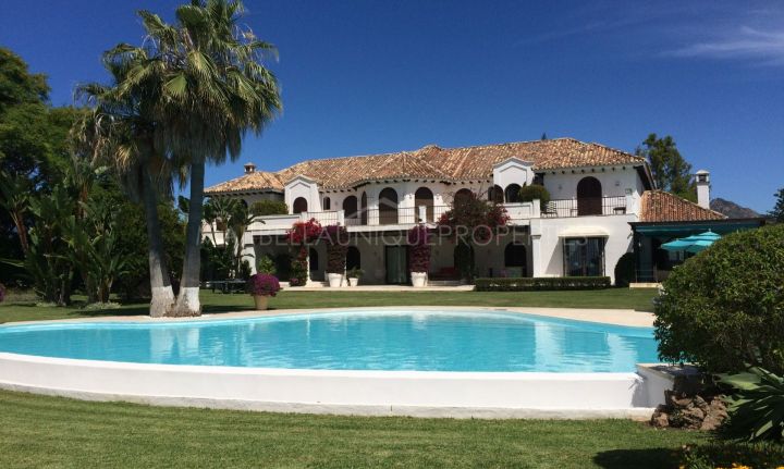 Luxury beachfront villa in El Paraiso, Estepona, Malaga