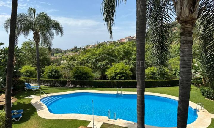 Lujoso apartamento de 2 dormitorios con vistas panorámicas al mar en Los Arqueros, Benahavis