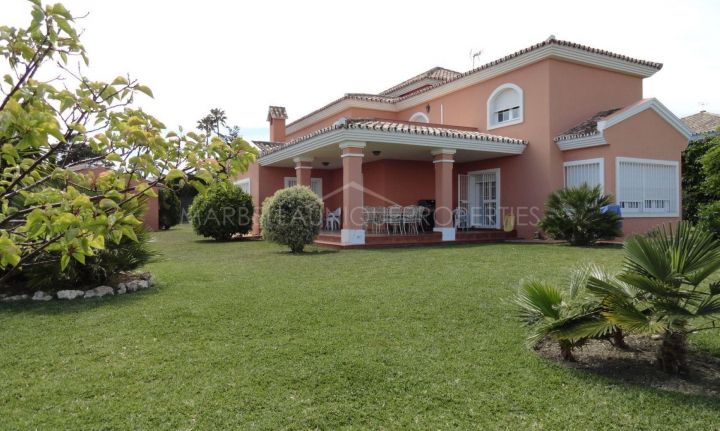 4 bedroom villa with sea views in Estepona