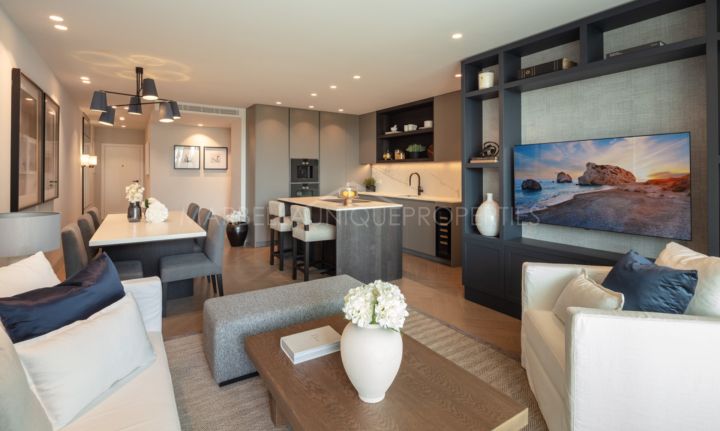 A luxury 3 bedroom apartment in La Marina De Puente Romano