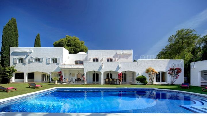 Nueva Andalucia, Family Villa for sale on a large plot in Atalaya Rio Verde, Marbella