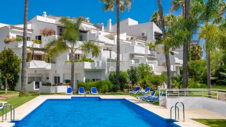 Marbella - Puerto Banus, Lägenhet i tre plan med 3 sovrum och 3 badrum på strandsidan vid Puerto Banus