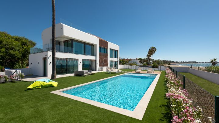 Estepona, Villa contemporánea en primera línea de playa en la Nueva Milla de Oro.