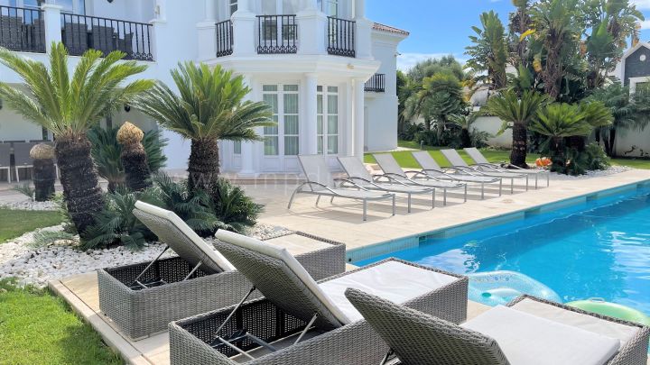 Milla de Oro Marbella, Moderna villa de 5 dormitorios con poca distancia de la playa y restaurantes en Milla de Orro de Marbella