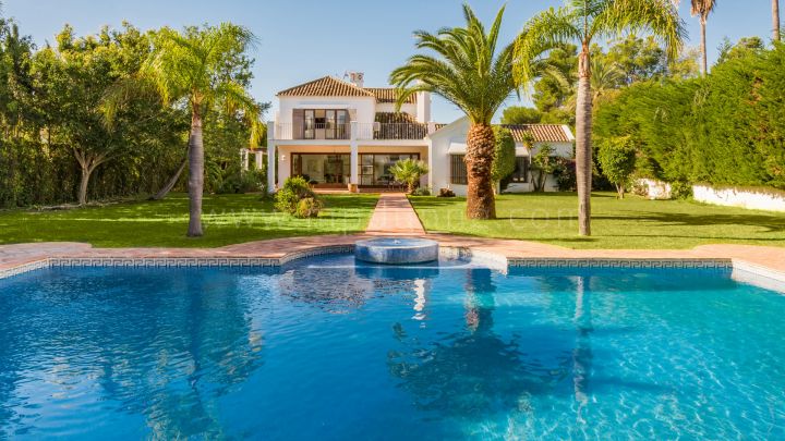 San Pedro de Alcantara, Villa i spansk stil med modern renovering och vacker stor trädgård, belägen nära stranden i Guadalmina Baja