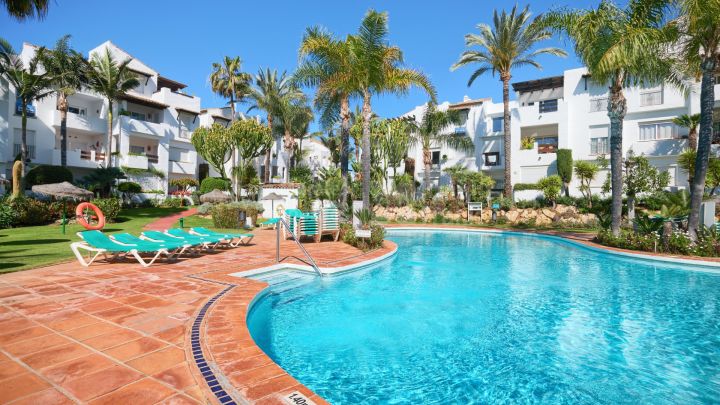 Estepona, Front line beach apartment for rent for holidays with sea views in Costalita
