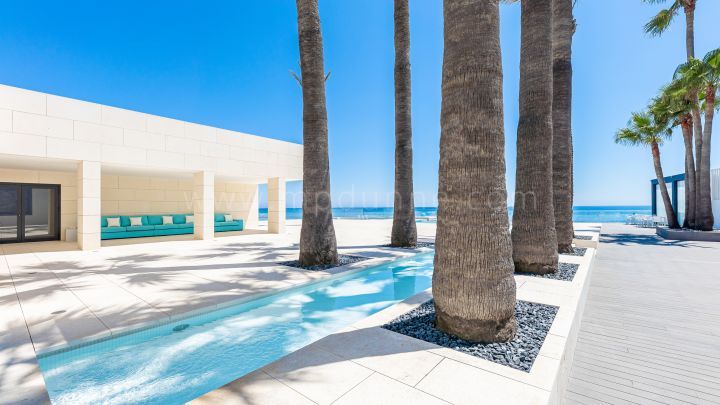 Mijas Costa, Moderne Villa in erster Strandlinie in Mijas Costa