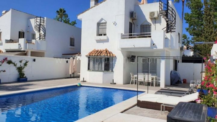 Estepona, 4 bedrooms house in Atalay beach area with short walking distance to beach