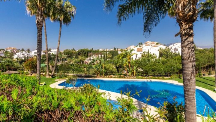 Mille d'Or à Marbella, Maison jumelée ensoleillée de trois chambres, située dans la zone ultra résidentielle du Golden Mile de Marbella