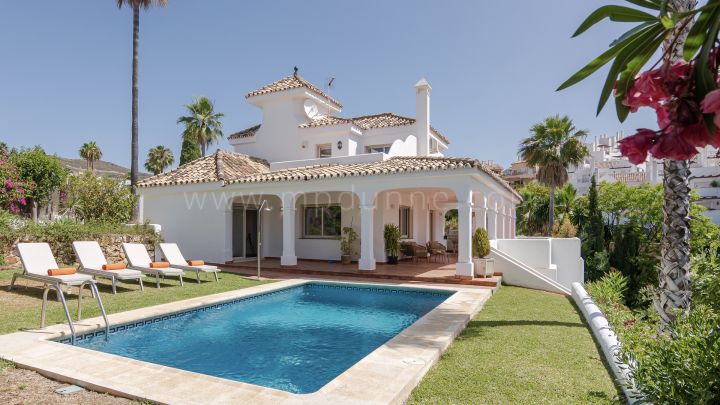 Nueva Andalucia, Freistehende Villa in geschützter Wohnanlage Nueva Andalucia
