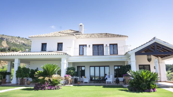 Benahavis, Villa im klassischen Stil mit Blick auf den Golfplatz von Marbella Club