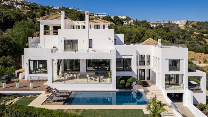 Marbella Ost, Moderne Villa mit Panoramablick auf das Meer in Altos de los Monteros, Marbella