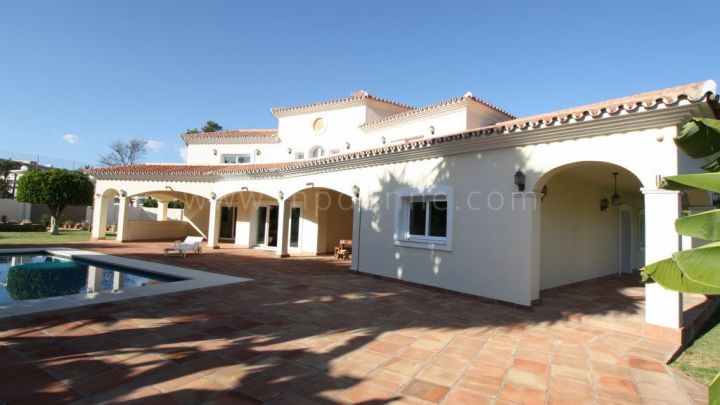 San Pedro de Alcantara, Villa de estilo rústico al lado de la playa en venta en Guadalmina Baja