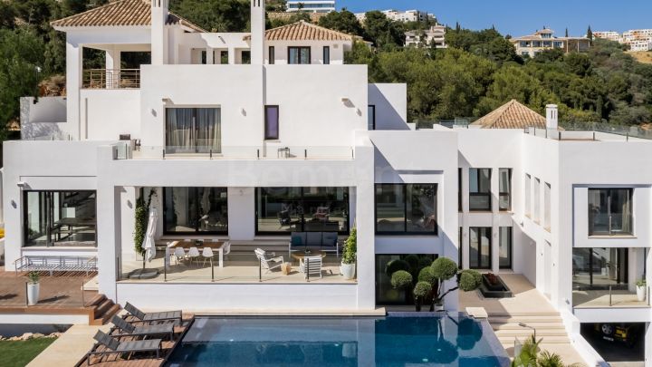 Luxury villa with panoramic sea views for sale in Los Monteros, Marbella East
