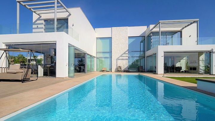 6-Bedroom luxury villa for sale in La Alqueria, Benahavis