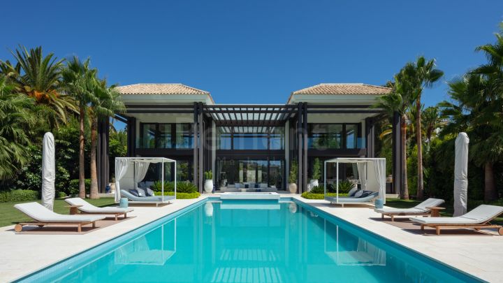 6-bedroom front line golf luxury villa for sale in Nueva Andalucia