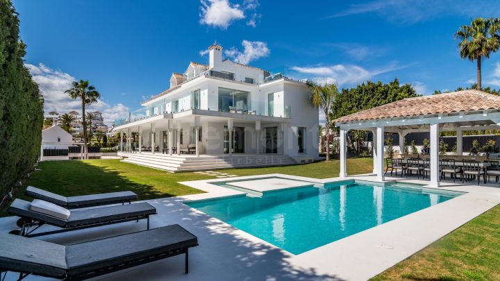 Luxury villa with sea views for sale in Nueva Andalucia