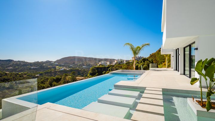 5-Bedroom luxury villa for sale in Benahavis, Marbella West