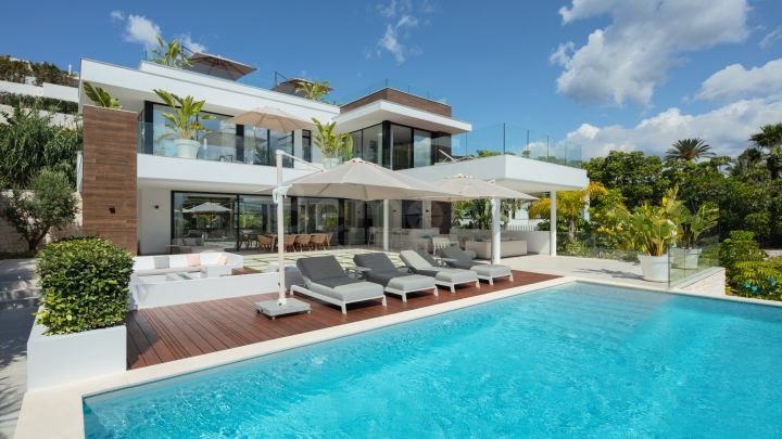 5-Bedroom modern villa for sale in Nueva Andalucia