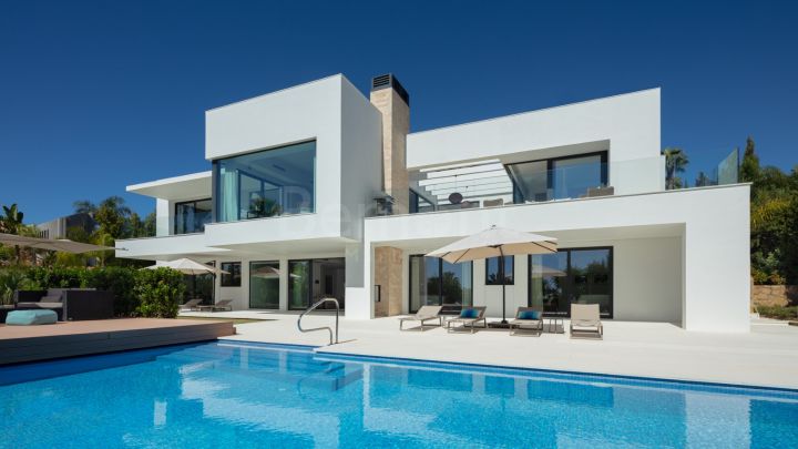 5-Bedroom villa with sea views for sale in Nueva Andalucia
