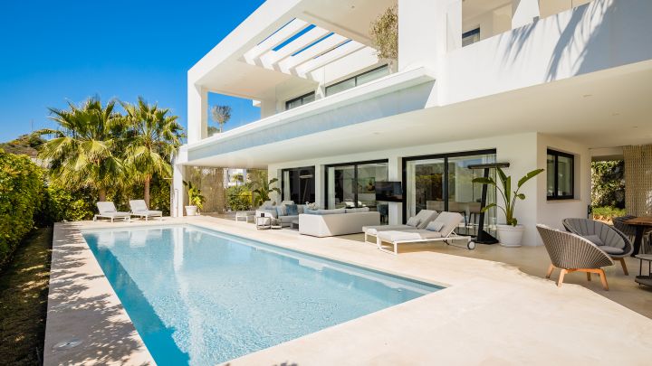 Contemporary luxury villa for sale in Nueva Andalucia